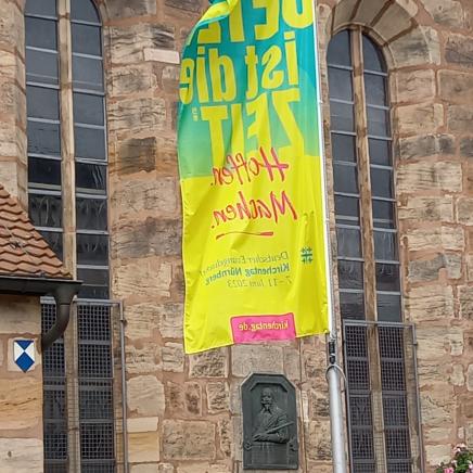 Fahne vor St. Michael Fürth