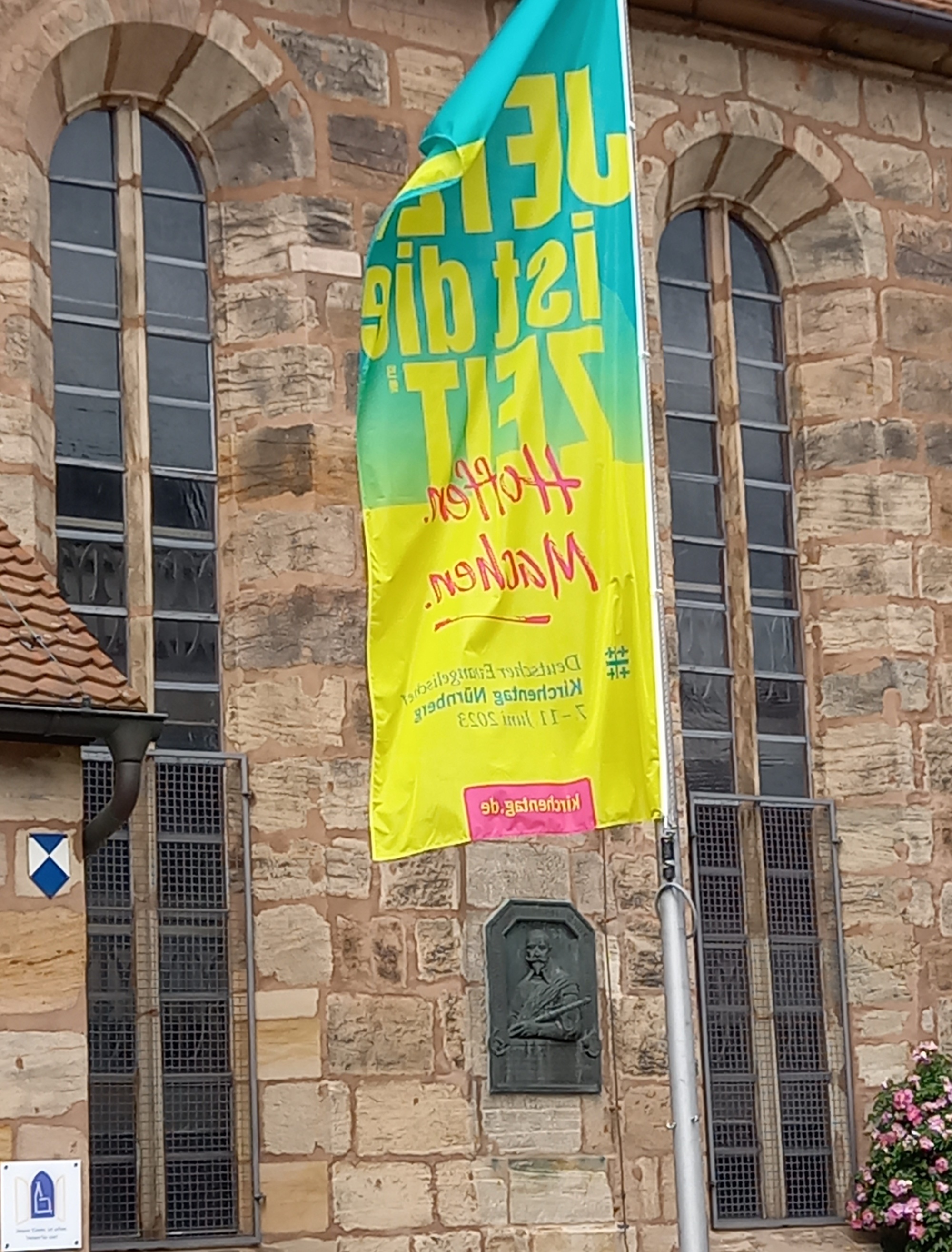 Fahne vor St. Michael Fürth