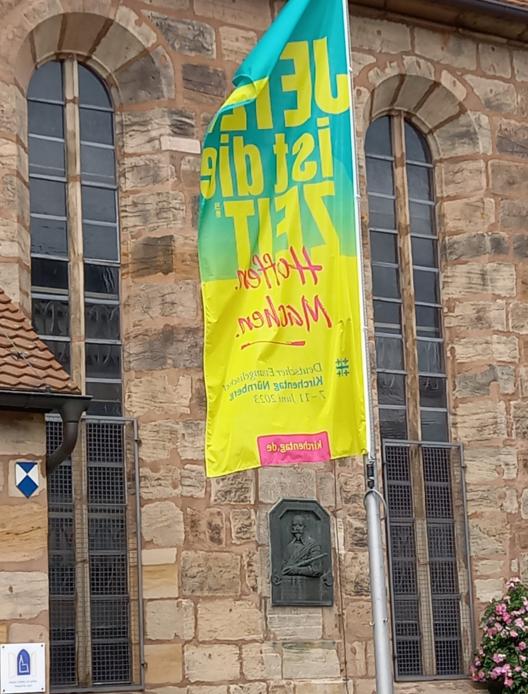 Fahne vor St. Michael Fürth